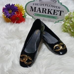 Wanted 7.5 black patent leather with gold circle accents, and gold heel.